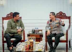Kapolda Sumatera Utara, Irjen Pol. Sonny Irawan, S.I.K., M.H., saat berbincang dengan Gubernur Sumatera Utara, Muhammad Bobby Afif Nasution di Kantor Gubernur Sumatera Utara, Selasa (13/10),