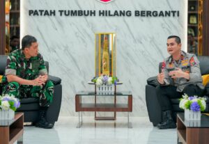 Kepala Kepolisian Daerah Sumatera Utara, Irjen Pol. Sonny Irawan, S.I.K., M.H., saat berbincang dengan Panglima Kodam I/Bukit Barisan dalam kunjungan silaturahmi.