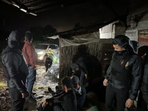 Petugas mengamankan tujuh orang dewasa positif mengandung metamfetamina.