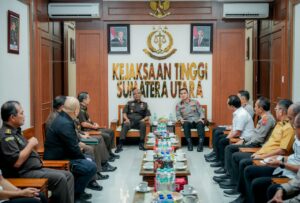 Kapolda Sumut, Irjen Pol. Sonny Irawan, S.I.K., M.H., bersama Wakapolda Sumut Brigjen Pol. Naek Pamen Simanjuntak dan pejabat utama melakukan silaturahmi ke Kantor Kejaksaan Tinggi Sumatera Utara (Kejati Sumut), Selasa (13/10).