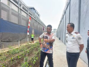 Kepala Lapas Kelas I Medan, Fonika Affandi, saat berbincang dengan Parlindungan Siregar, A.Md.IP., S.H., M.H.