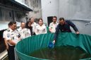 Foto : Kepala Rutan (Karutan) Kelas I Labuhan Deli, Eksa Rahnuzulian, melakukan penebaran benih ikan nila dan mujair. (Ist)