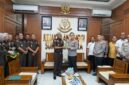Kepala Kepolisian Daerah (Kapolda) Sumatera Utara, Irjen Pol Sony Irawan langsung bergerak cepat memperkuat sinergi antarlembaga penegak hukum. Kapolda Sumut melakukan kunjungan silaturahmi dan audiensi dengan Kepala Kejaksaan Tinggi (Kajati) Sumatera Utara, Muhibuddin, S.H., M.H., di Kantor Kejati Sumut, Medan, Selasa (13/10/2026).