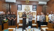 Kepala Kepolisian Daerah (Kapolda) Sumatera Utara, Irjen Pol Sony Irawan langsung bergerak cepat memperkuat sinergi antarlembaga penegak hukum. Kapolda Sumut melakukan kunjungan silaturahmi dan audiensi dengan Kepala Kejaksaan Tinggi (Kajati) Sumatera Utara, Muhibuddin, S.H., M.H., di Kantor Kejati Sumut, Medan, Selasa (13/10/2026).