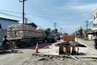 Foto :  Janji Gubernur Sumatera Utara, Bobby Afif Nasution, untuk menuntaskan perbaikan Jalan Veteran Pasar 9, Desa Manunggal, Kecamatan Labuhan Deli, Kabupaten Deliserdang, September 2026 berujung kekecewaan. Proyek infrastruktur senilai Rp 4,9 miliar tersebut kini mangkrak dan memicu kemacetan parah hingga keluhan luas dari para pengguna jalan. (BM-red).