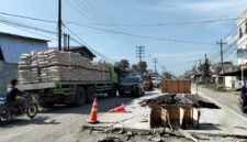 Foto :  Janji Gubernur Sumatera Utara, Bobby Afif Nasution, untuk menuntaskan perbaikan Jalan Veteran Pasar 9, Desa Manunggal, Kecamatan Labuhan Deli, Kabupaten Deliserdang, September 2026 berujung kekecewaan. Proyek infrastruktur senilai Rp 4,9 miliar tersebut kini mangkrak dan memicu kemacetan parah hingga keluhan luas dari para pengguna jalan. (BM-red).
