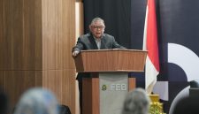 Foto : JAM-DATUN Kejaksaan RI, Prof. Dr. R. Narendra Jatna, memaparkan konsep Adhyaksa Chambers sebagai pusat penyelesaian sengketa negara berbasis Alternative Dispute Resolution (ADR) modern dan digital. dalam Focus Group Discussion (FGD) bertajuk Academic Engagement Pembentukan Adhyaksa Chambers Tahun 2026 di Universitas Sumatera Utara (USU), Medan, Rabu (14/10/2026). (BM-red).
